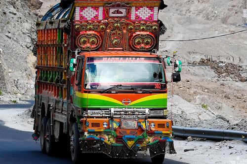 Bí ẩn những chiếc xe tải trang trí đầy màu sắc ở Pakistan