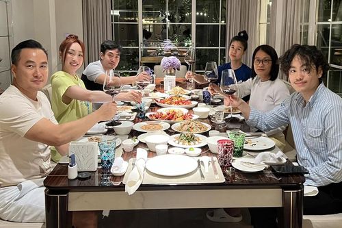 Sao Việt 4/8: Chi Bảo thân thiết ngồi chung bàn bên vợ cũ, vợ mới