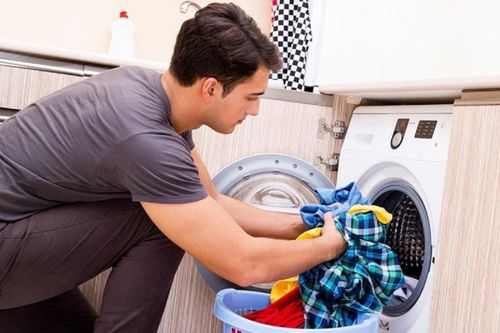 Vì sao giặt quần áo tại nhà không thơm lâu như ngoài tiệm?