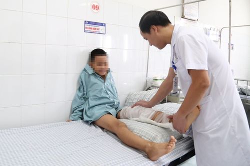Nhập viện khẩn cấp vì sai lầm tai hại khi tự chữa mụn nhọt