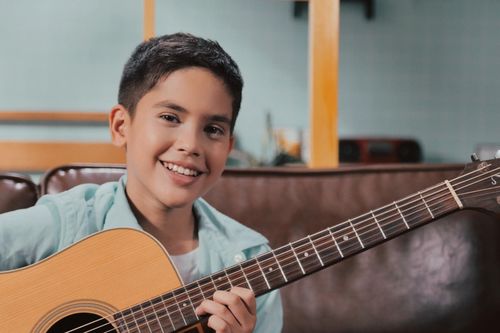 Rapper nhí Shumo lần đầu hát tiếng Việt nhân dịp sinh nhật cha