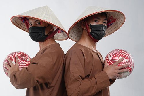 Ngôi sao bóng đá nghệ thuật Việt Nam mang nón lá tranh vô địch thế giới