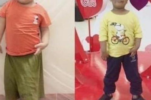 Cậu bé có lòng bàn chân không chạm đất đã có thể tự đi