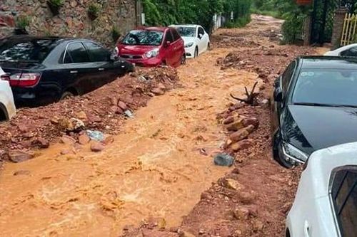 Nhiều phương tiện mắc kẹt do mưa lũ tại khu vực rừng phòng hộ Sóc Sơn