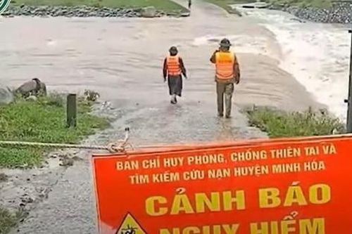 Mưa lớn liên tục khiến nước lũ tràn về, Quảng Bình ngập nặng, chia cắt cục bộ nhiều nơi