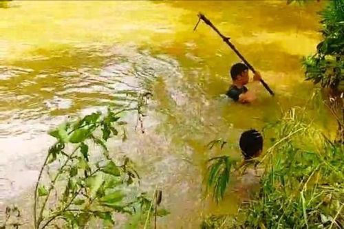 Tìm kiếm bé trai trượt chân ngã xuống suối mất tích ở Lào Cai