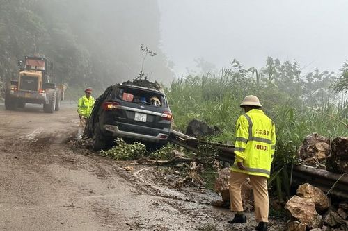 Công an vào cuộc điều tra vụ sạt lở đất đá đè bẹp ô tô chở 4 người tại Hòa Bình