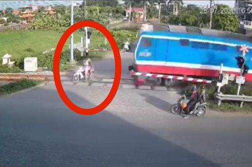 Những vụ tai nạn đường sắt thương tâm kiểu 'nhanh một phút, chậm cả đời'
