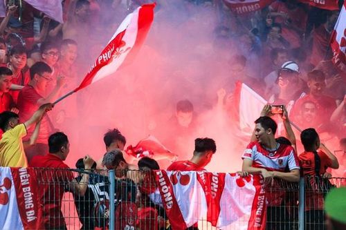 Sau vụ đốt pháo sáng, CLB Hà Nội và Hải Phòng nhận án phạt nặng
