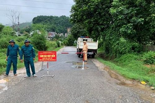 Mưa lớn kéo dài, nhiều tuyến đường tại Hòa Bình và Điện Biên sạt lở