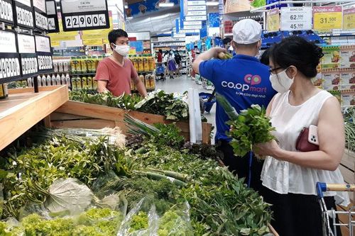 Hà Nội: Siêu thị giảm giá nhân dịp năm học mới