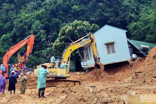 Truy tặng Huy hiệu 'Tuổi trẻ dũng cảm' cho Đại úy Lê Ánh Sáng và anh Phạm Ngọc Anh