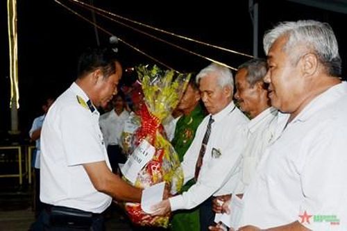 Cựu chiến binh đi nạng gỗ, kiên trì làm việc nghĩa