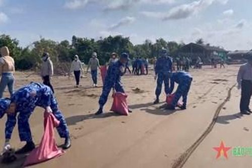 Bộ tư lệnh Vùng Cảnh sát biển 4 đồng hành với ngư dân