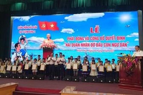 Vùng 4 Hải quân nhận đỡ đầu con ngư dân 4 tỉnh duyên hải