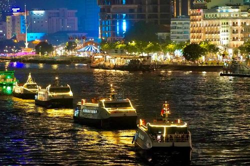 Tour ngắm sông Sài Gòn hút khách