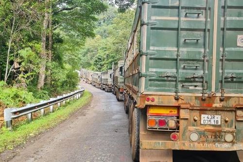 Vướng đá thi công, xe container trượt vào vách núi, quốc lộ 14D tê liệt