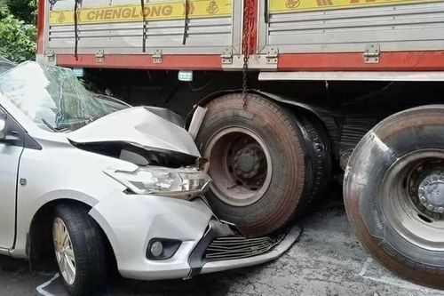 Đắk Lắk: Mất lái khi lên dốc, xe tải đè nát ô tô tập lái