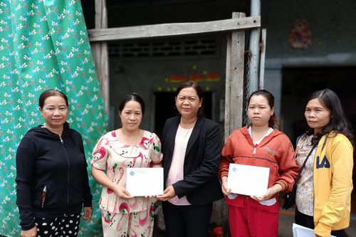 An Giang thăm hỏi, hỗ trợ hộ khó khăn có nhà sập và tốc mái do dông lốc