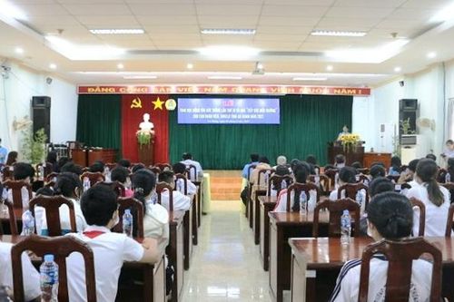An Giang: Trao 174 suất học bổng và tặng 232 phần quà tiếp sức đến trường