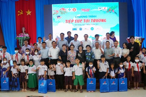 Chương trình 'Tiếp sức tới trường' mang niềm vui đến học sinh tỉnh Tiền Giang