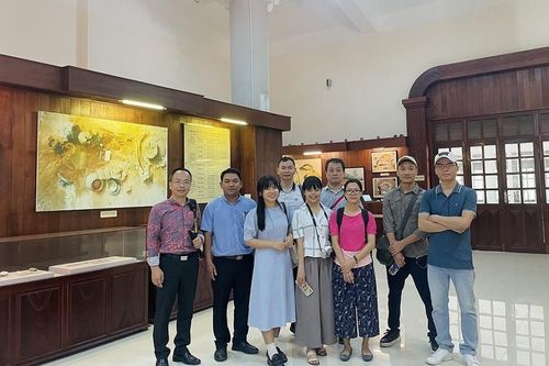 Đoàn báo chí nước ngoài khảo sát, tìm hiểu về Di tích Quốc gia đặc biệt văn hóa Sa Huỳnh, thăm làng Gò Cỏ