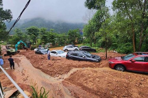 Di chuyển trong mùa mưa lũ, lái xe cần lưu ý gì?