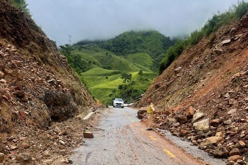 Mưa giông kéo dài gây sạt lở, ngập úng ở Hòa Bình và Điện Biên