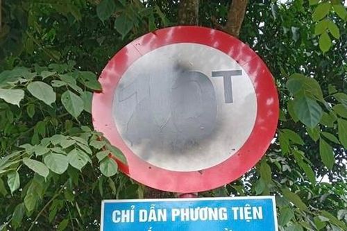 Xe quá tải băm đường thành trận địa, biển báo bị xóa, thách thức cơ quan chức năng ở Hòa Bình