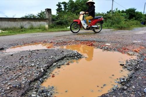 Chi chít 'ổ trâu, ổ gà' trên tuyến đường 8km ở Hà Tĩnh