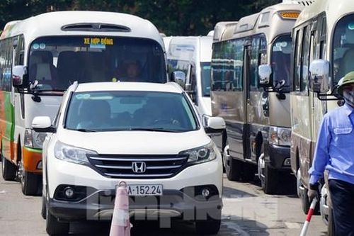 Nhân viên móc ngoặc 'cò' để nhận tiền, dẫn xe lên phà rời đảo Cát Bà không phải xếp hàng