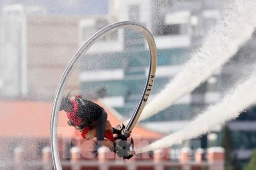 'Bay' trên sông Sài Gòn bằng ván phản lực