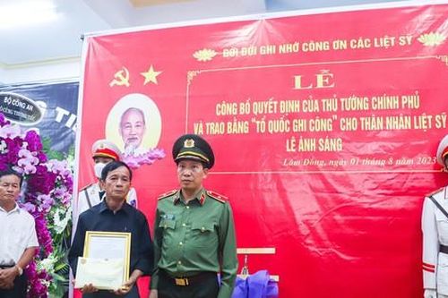 Truy tặng Huy hiệu Tuổi trẻ dũng cảm cho đại úy Lê Ánh Sáng và anh Phạm Ngọc Anh
