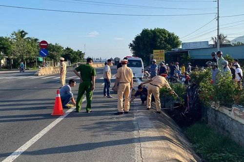 Xe máy lao xuống mương nước bên đường, 2 người thương vong