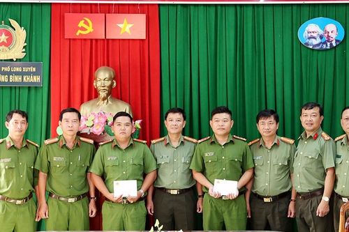 Lãnh đạo công an tỉnh An Giang thăm cán bộ bị thương khi khống chế kẻ 'ngáo đá'