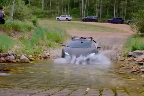 Xem 'siêu bò' Lamborghini Huracan Sterrato chạy offroad như xe địa hình