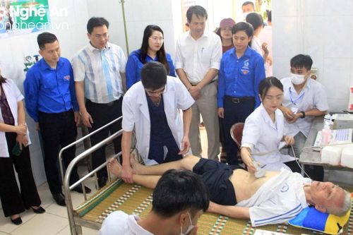 Gần 1.500 người được khám, cấp thuốc miễn phí trong chương trình 'Nắng mùa Hạ' tại Nghệ An