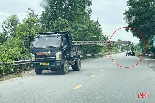 Xe tải 'cõng' cột điện nghênh ngang trên đường phố Hà Tĩnh