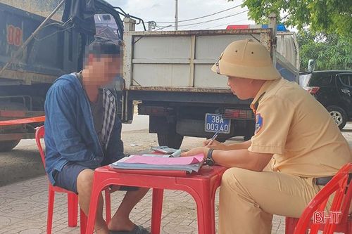 Nhanh chóng xử lý sự việc xe tải 'cõng' cột điện nghênh ngang trên đường phố Hà Tĩnh