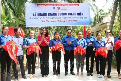 Sắc xanh tình nguyện trên những tuyến đường thanh niên
