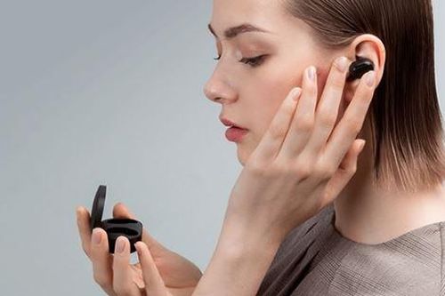 Hơn 1 tỷ thanh thiếu niên có nguy cơ bị điếc vì thói quen đeo tai nghe