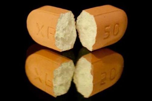 Lý do vì sao bạn không nên bẻ hoặc nghiền thuốc viên khi uống?