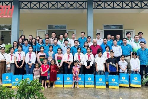 'Kết nối, sẻ chia vì vùng biên của Tổ quốc' tại huyện Quan Sơn