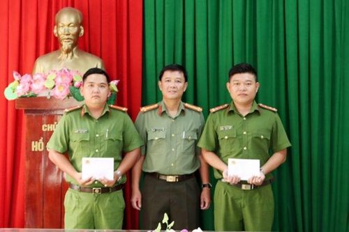 Đại tá Lê Phú Thạnh, Phó Giám đốc Công An An Giang thăm cán bộ, chiến sĩ bị thương khi khống chế đối tượng 'ngáo đá'