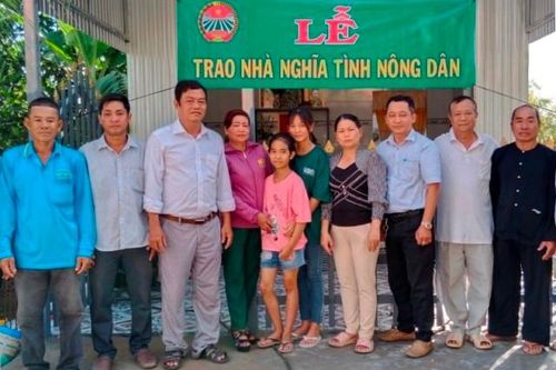 Trao tặng nhà 'Nghĩa tình nông dân' cho hội viên khó khăn