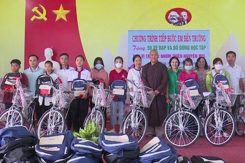 Hỗ trợ quà, dụng cụ học tập cho học sinh có hoàn cảnh khó khăn