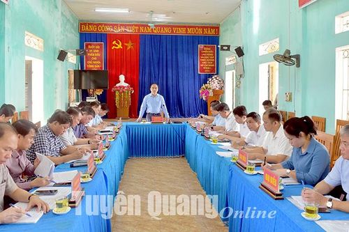 Đồng chí Bí thư Tỉnh ủy Chẩu Văn Lâm kiểm tra tình hình thực hiện các chương trình, đề án phát triển kinh tế - xã hội vùng đồng bào dân tộc thiểu số huyện Yên Sơn