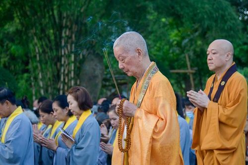 Trang nghiêm lễ vía Bồ-tát Quán Thế Âm tại chùa Huê Nghiêm (TP.Thủ Đức)