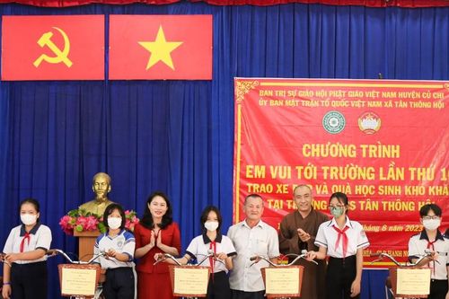 Ban Trị sự Phật giáo H.Củ Chi tặng xe đạp và quà đến học sinh khó khăn