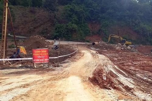 Hai dự án đường trọng điểm ở vùng cao của Quảng Nam thi công kiểu… 'rùa bò', vì sao?